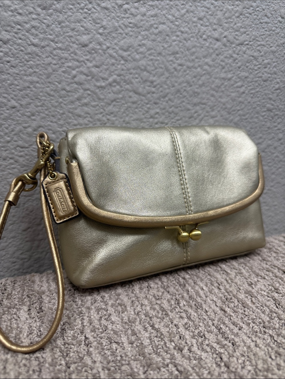 Rare Coach Bonnie Metallic Kissing Clasp Fold Over Leather Wristlet- NWOT